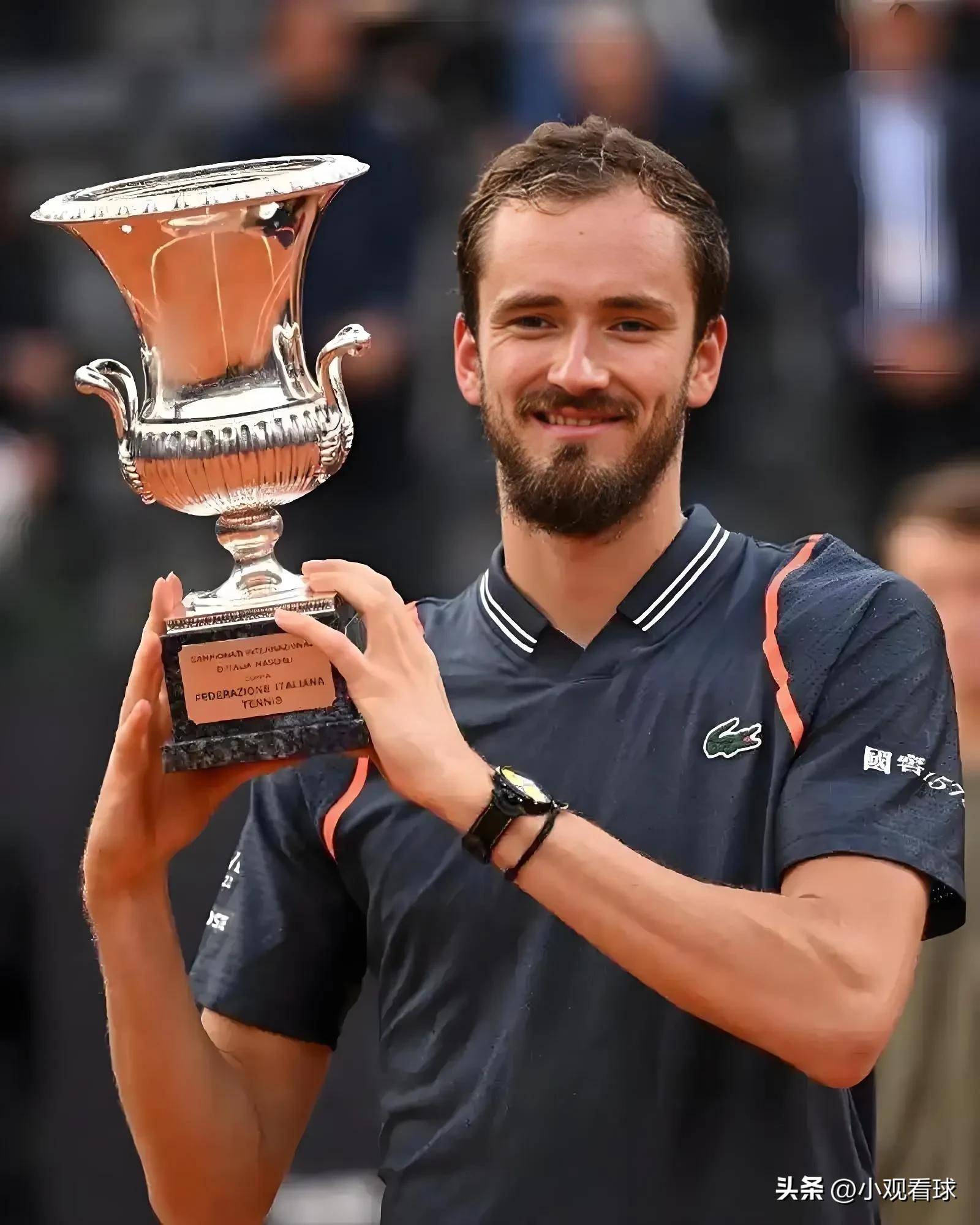 包含英国网球队鏖战美国网球队，梅德韦杰夫制霸全场的词条