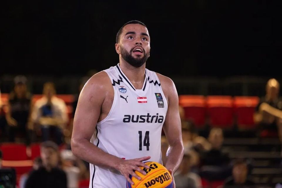 包含哈萨克斯坦球队击败对手，晋级跻身前位的词条