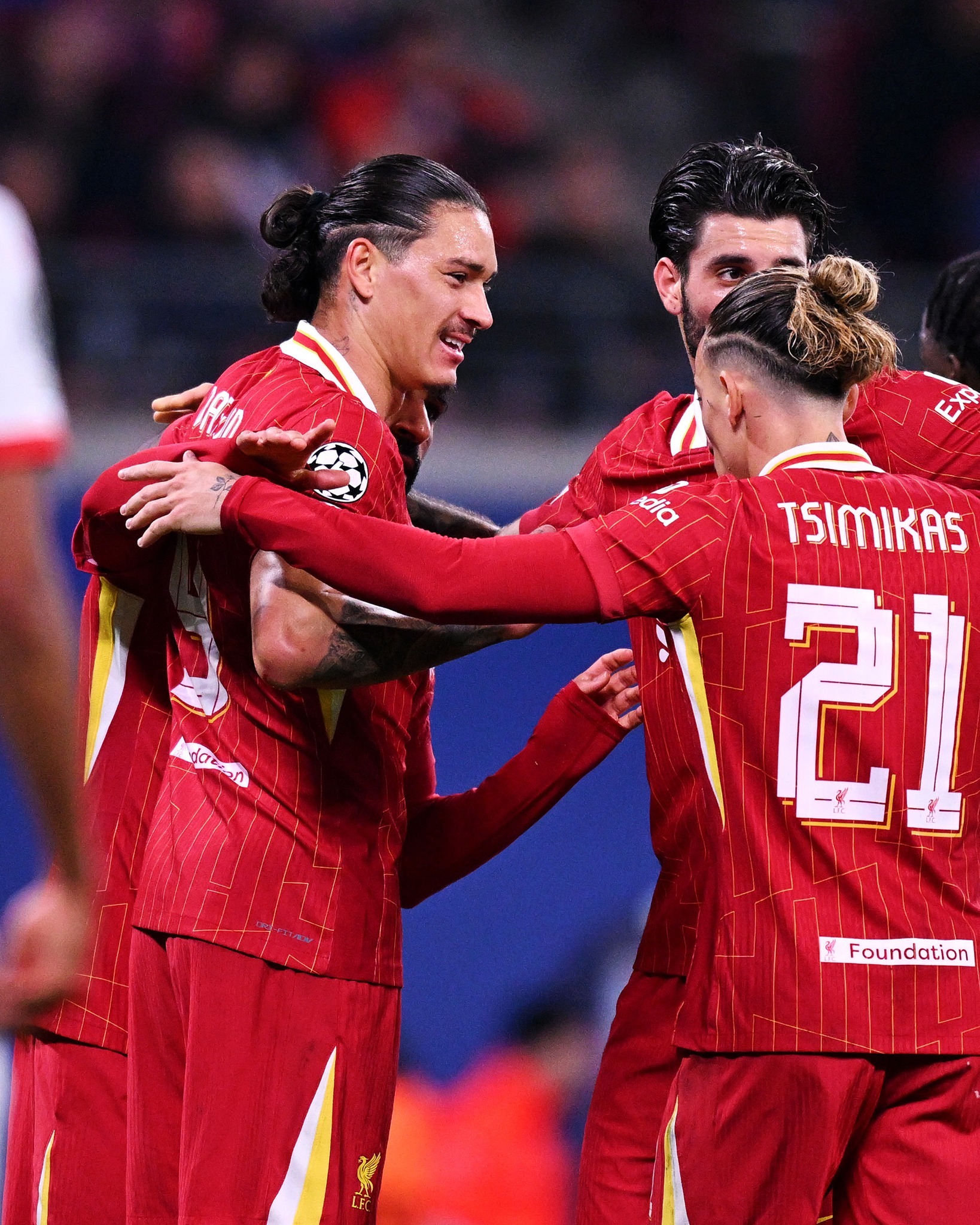 利物浦客场击败曼联，继续追赶榜首的简单介绍