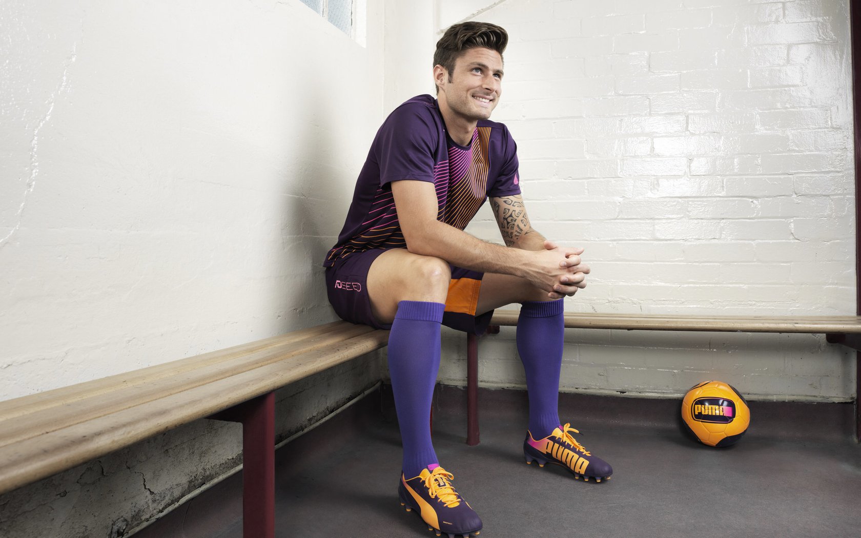 鹈鹕展翅轻取青岛，布伦森关键制胜定乾坤